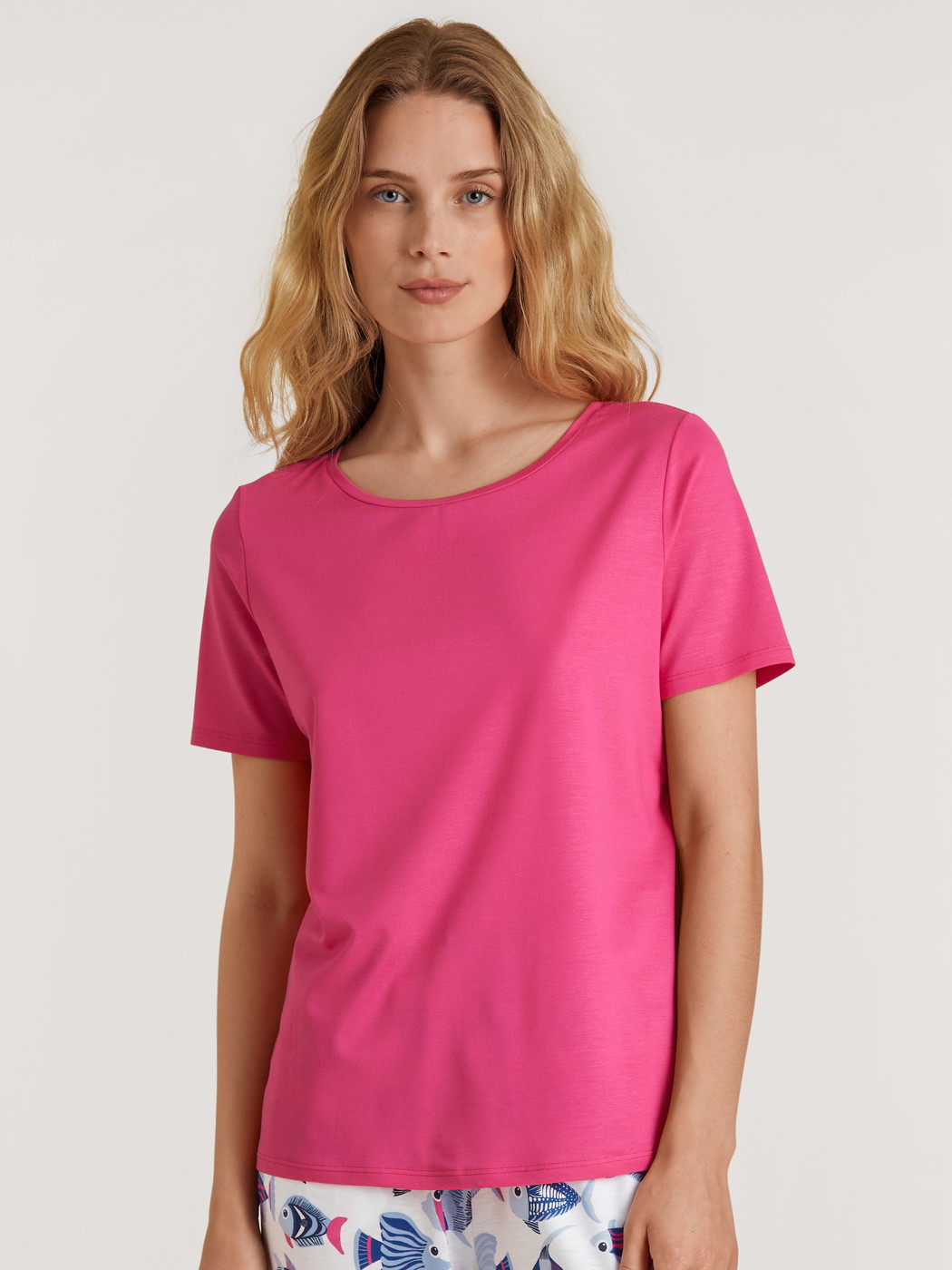 Le mannequin Femme porte le/la T-Shirt à manches courtes en Modal de couleur Rose, Unicolore, de la série Favourites Serenity de CALIDA, Vue de face