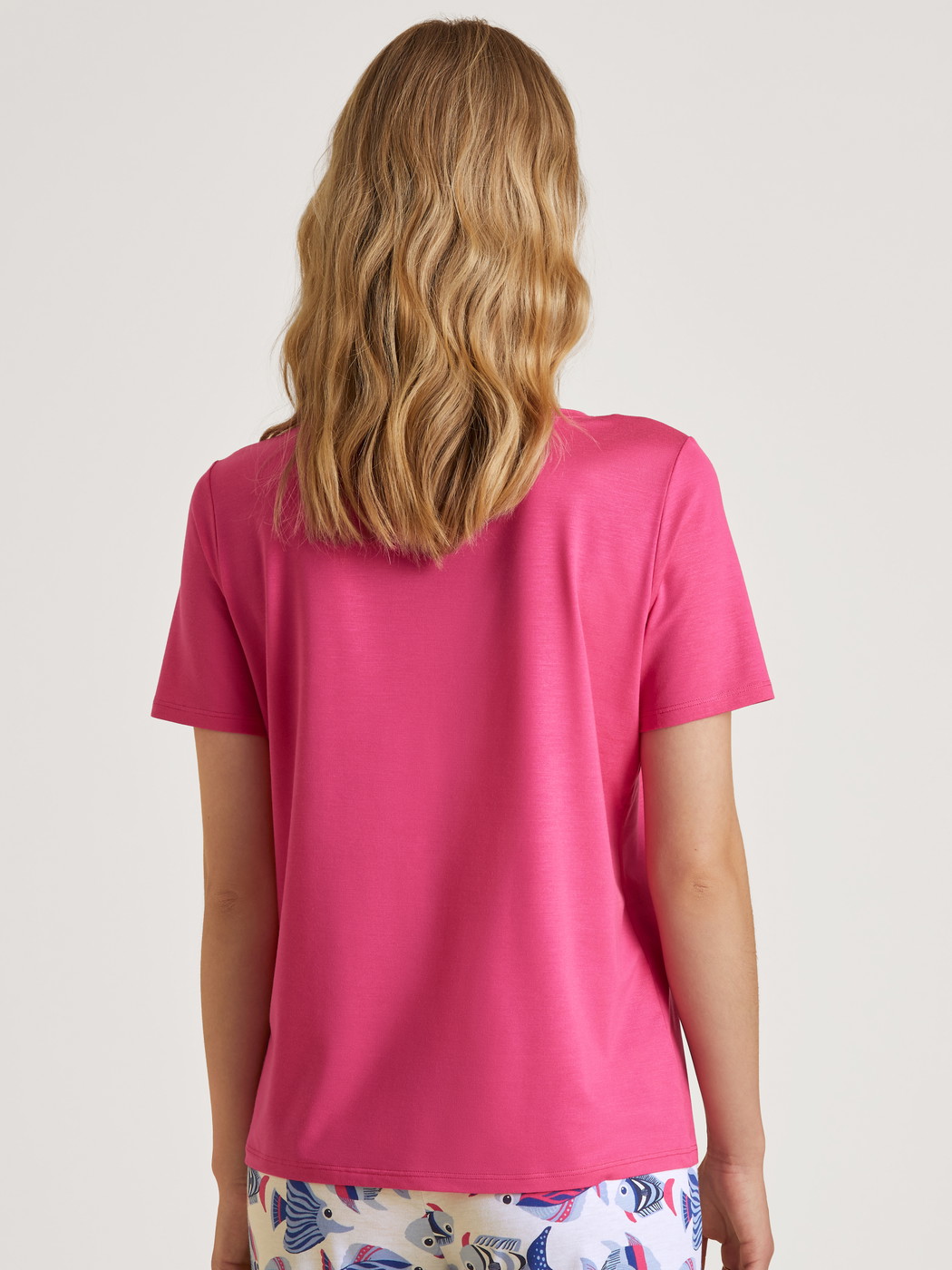 Le mannequin Femme porte le/la T-Shirt à manches courtes en Modal de couleur Rose, Unicolore, de la série Favourites Serenity de CALIDA, Vue arrière