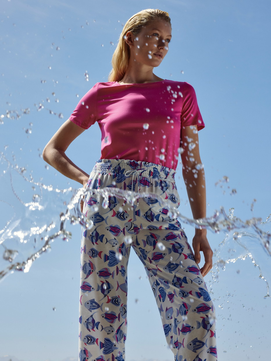 Le mannequin Femme porte le/la T-Shirt à manches courtes en Modal de couleur Rose, Unicolore, de la série Favourites Serenity de CALIDA