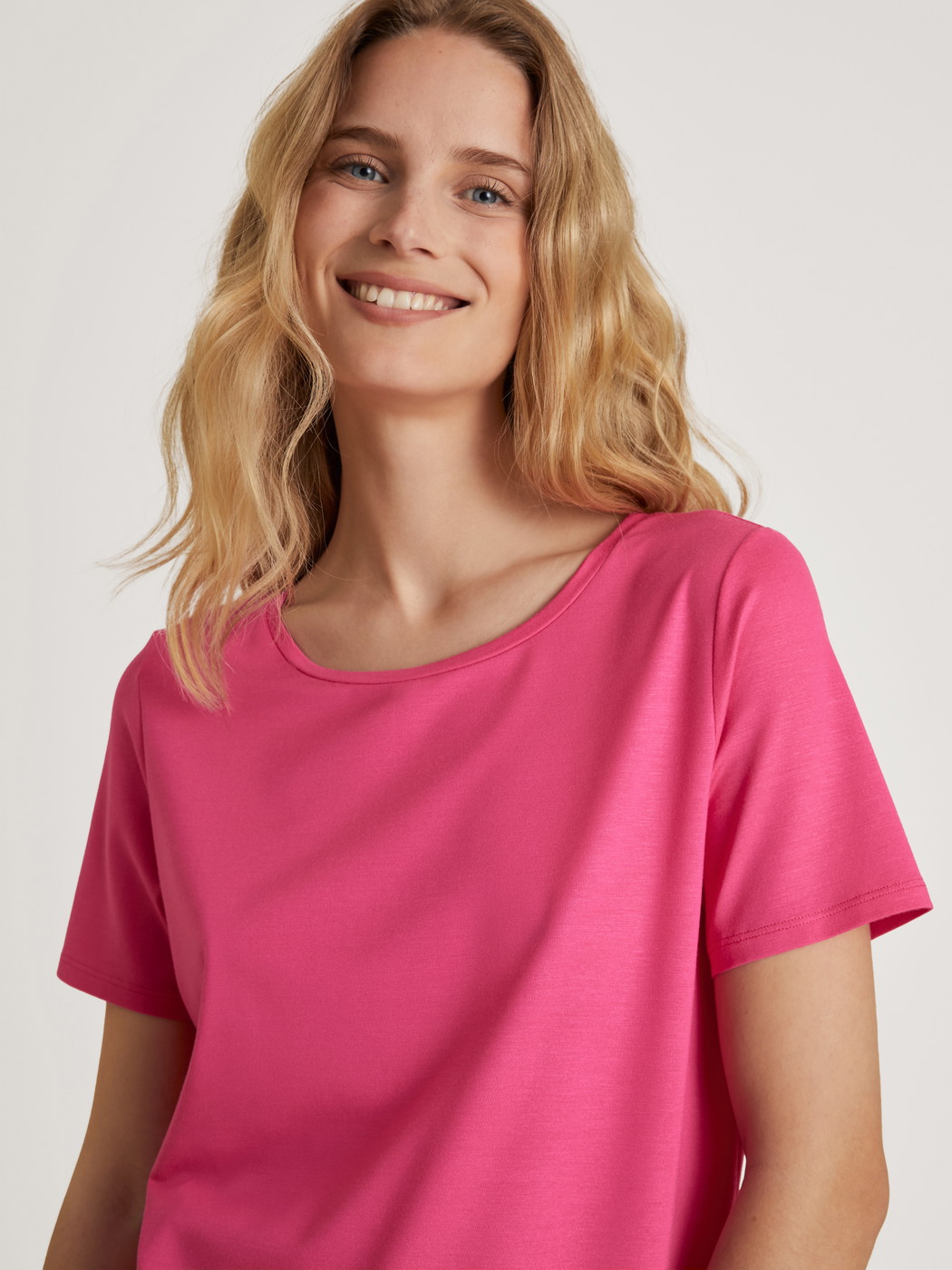 Le mannequin Femme porte le/la T-Shirt à manches courtes en Modal de couleur Rose, Unicolore, de la série Favourites Serenity de CALIDA, Détail