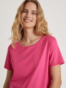 Le mannequin Femme porte le/la T-Shirt à manches courtes en Modal de couleur Rose, Unicolore, de la série Favourites Serenity de CALIDA, Détail