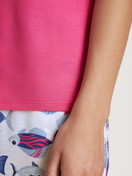Le mannequin Femme porte le/la T-Shirt à manches courtes en Modal de couleur Rose, Unicolore, de la série Favourites Serenity de CALIDA, Détail