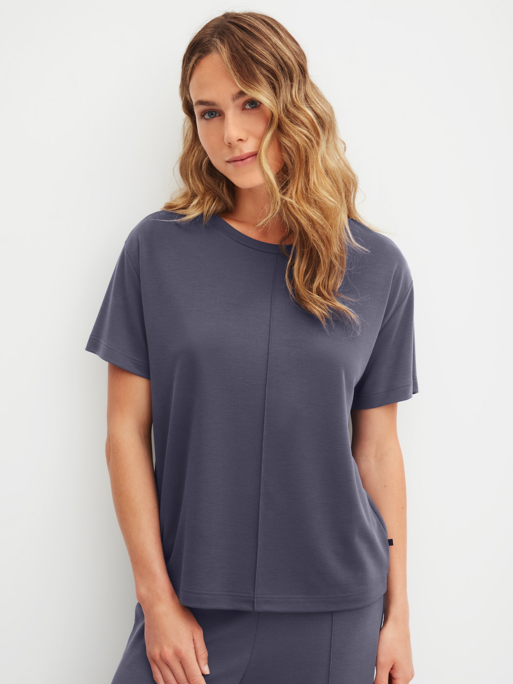 Damen-Model trägt Kurzarm-Shirt aus Modal in Blau, Einfarbig aus Serie Natural Loungewear von CALIDA, Vorderansicht
