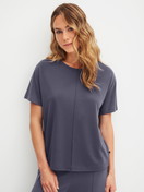 Damen-Model trägt Kurzarm-Shirt aus Modal in Blau, Einfarbig aus Serie Natural Loungewear von CALIDA, Vorderansicht