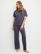 Damen-Model trägt Kurzarm-Shirt aus Modal in Blau, Einfarbig aus Serie Natural Loungewear von CALIDA, Outfit