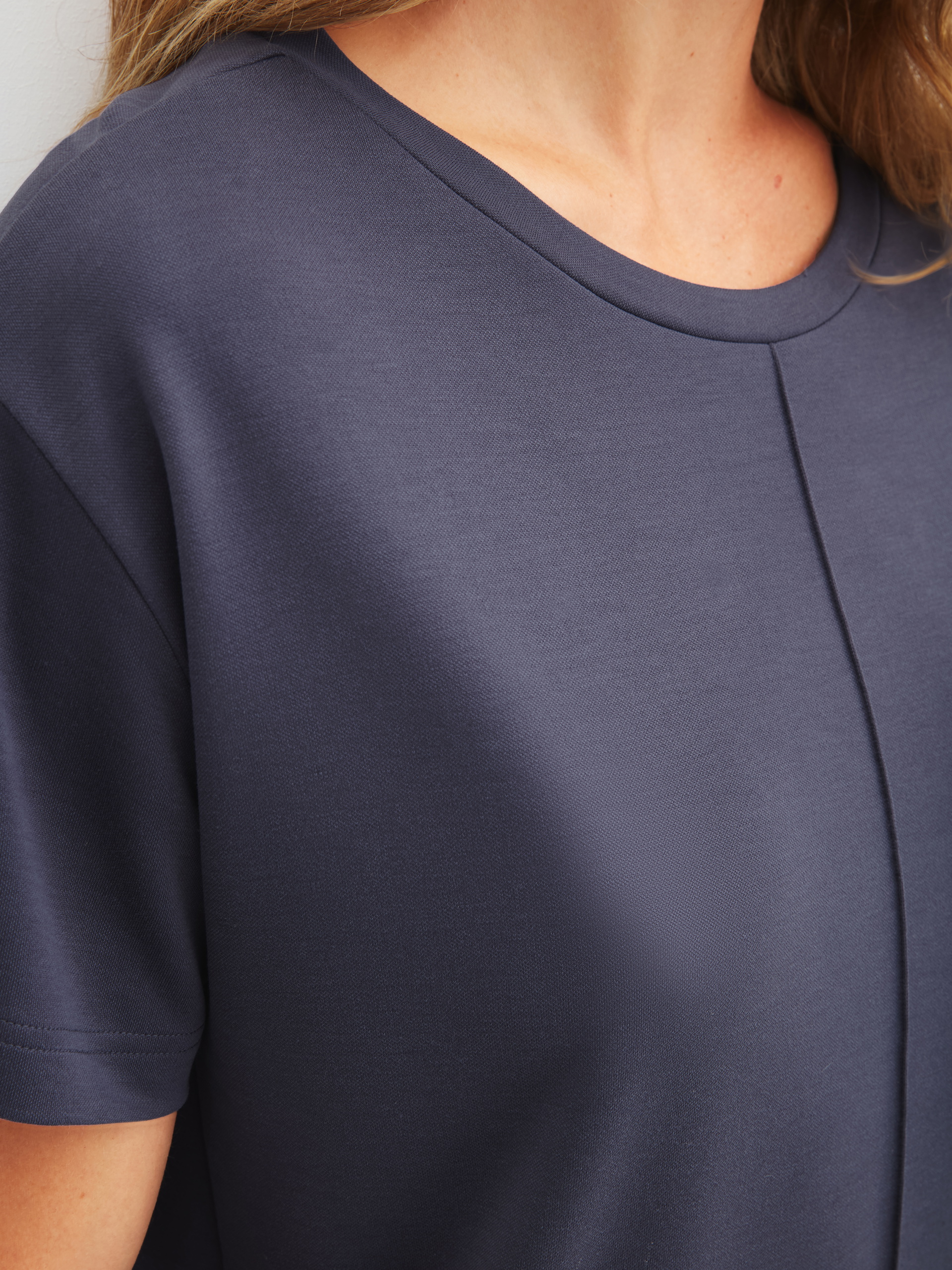 Damen-Model trägt Kurzarm-Shirt aus Modal in Blau, Einfarbig aus Serie Natural Loungewear von CALIDA, Detail