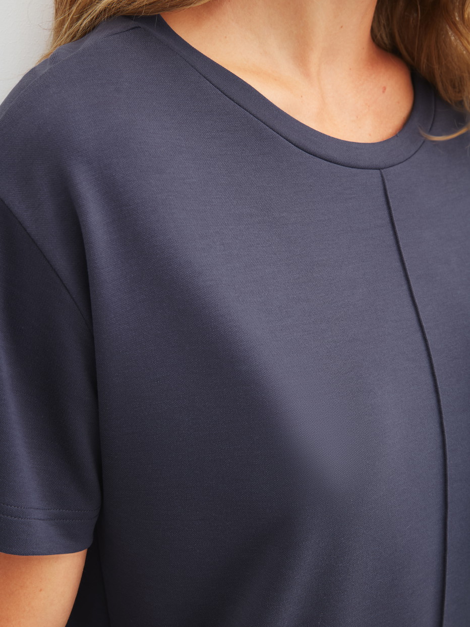Damen-Model trägt Kurzarm-Shirt aus Modal in Blau, Einfarbig aus Serie Natural Loungewear von CALIDA, Detail