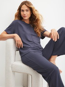Damen-Model trägt Kurzarm-Shirt aus Modal in Blau, Einfarbig aus Serie Natural Loungewear von CALIDA, Zusatzbild