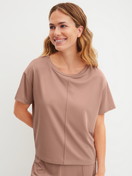 Damen-Model trägt Kurzarm-Shirt aus Modal in Braun, Einfarbig aus Serie Natural Loungewear von CALIDA, Vorderansicht