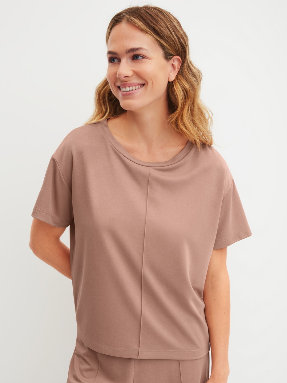 Damen-Model trägt Kurzarm-Shirt aus Modal in Braun, Einfarbig aus Serie Natural Loungewear von CALIDA, Vorderansicht