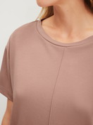 Damen-Model trägt Kurzarm-Shirt aus Modal in Braun, Einfarbig aus Serie Natural Loungewear von CALIDA, Detail
