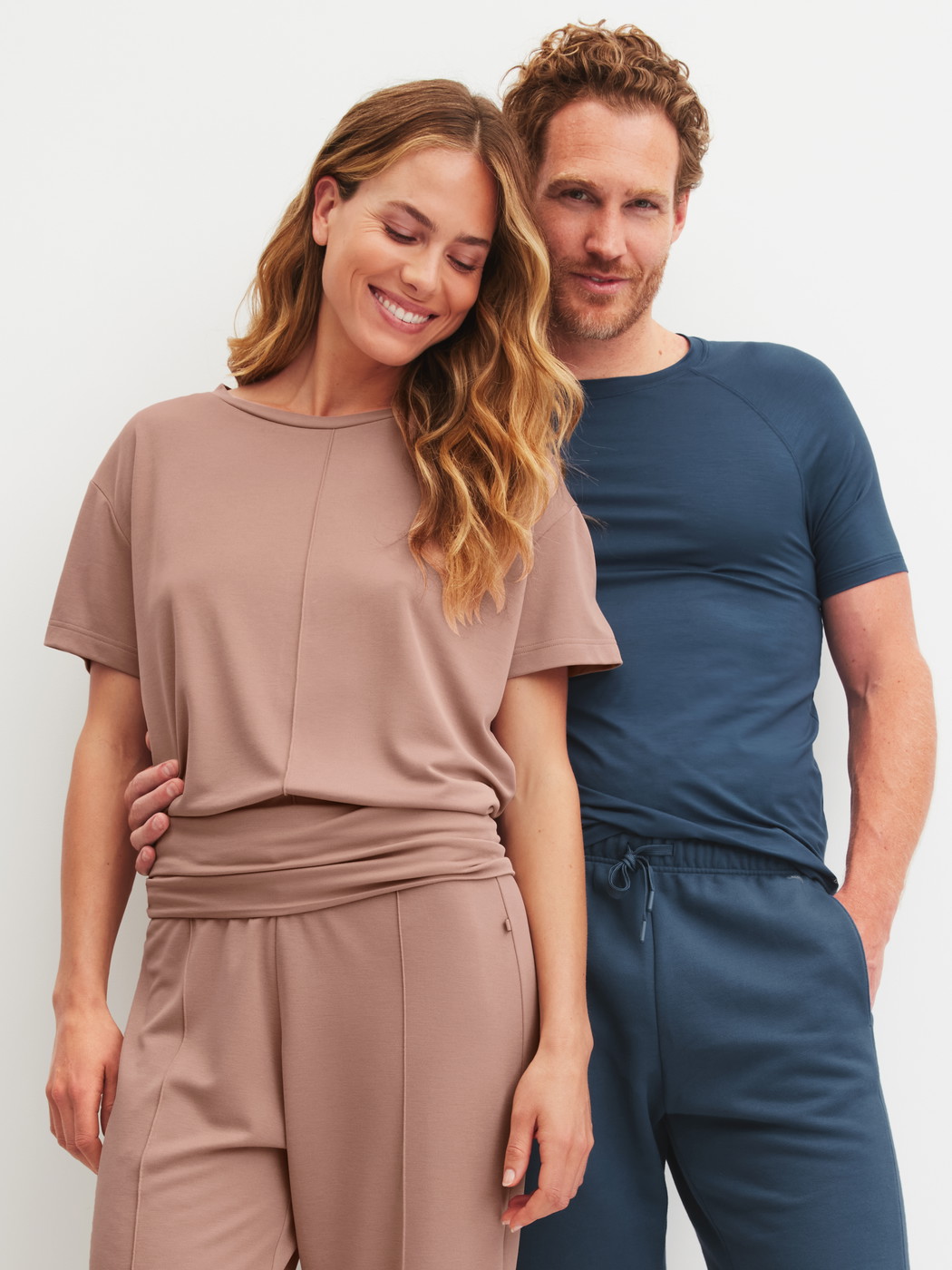 Damen-Model trägt Kurzarm-Shirt aus Modal in Braun, Einfarbig aus Serie Natural Loungewear von CALIDA, Zusatzbild