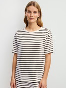 Damen-Model trägt Kurzarm-Shirt aus Viskose in Schwarz, Gestreift aus Serie Favourites Layering von CALIDA, Vorderansicht