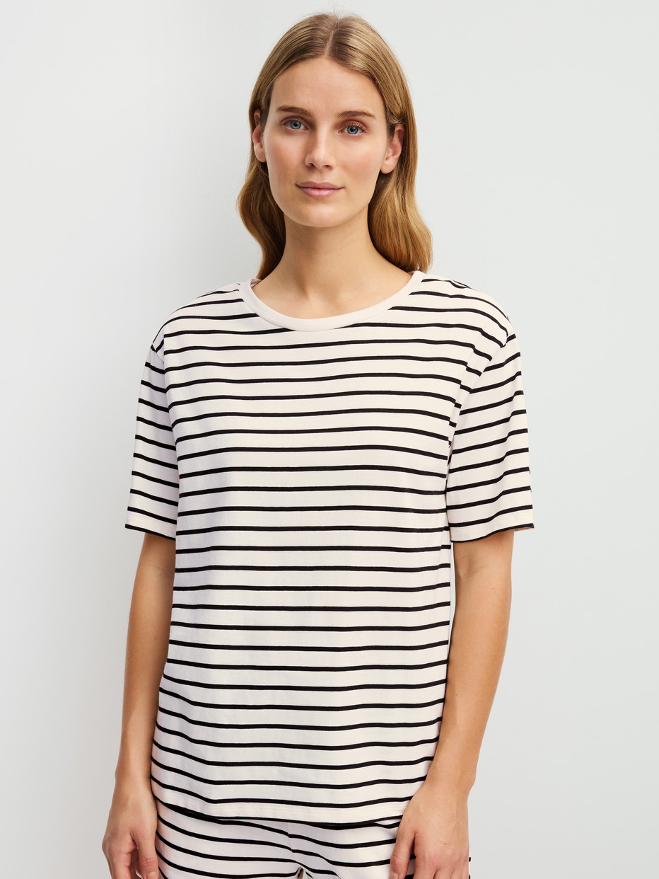 Damen-Model trägt Kurzarm-Shirt aus Viskose in Schwarz, Gestreift aus Serie Favourites Layering von CALIDA, Vorderansicht