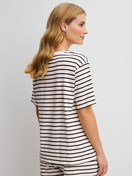 Damen-Model trägt Kurzarm-Shirt aus Viskose in Schwarz, Gestreift aus Serie Favourites Layering von CALIDA, Rückansicht