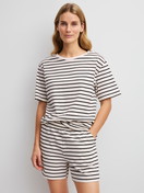 Damen-Model trägt Kurzarm-Shirt aus Viskose in Schwarz, Gestreift aus Serie Favourites Layering von CALIDA, Outfit