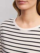 Damen-Model trägt Kurzarm-Shirt aus Viskose in Schwarz, Gestreift aus Serie Favourites Layering von CALIDA, Detail