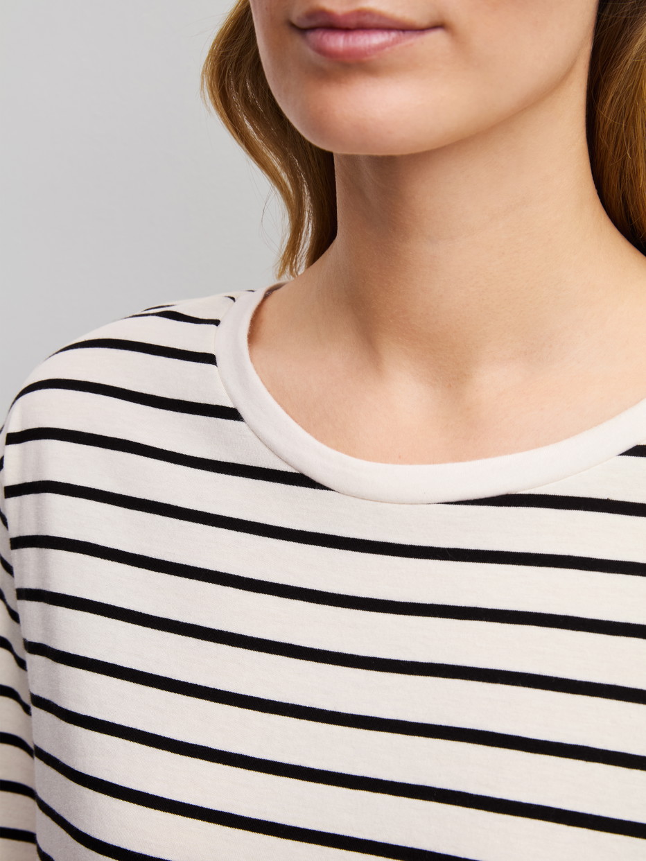 Damen-Model trägt Kurzarm-Shirt aus Viskose in Schwarz, Gestreift aus Serie Favourites Layering von CALIDA, Detail