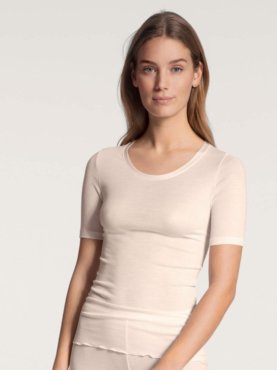 Damen-Model trägt Kurzarm-Shirt aus Wolle-Seide aus Wolle in Beige, Einfarbig aus Serie True Confidence von CALIDA, Vorderansicht