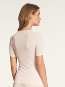 Damen-Model trägt Kurzarm-Shirt aus Wolle-Seide aus Wolle in Beige, Einfarbig aus Serie True Confidence von CALIDA, Rückansicht