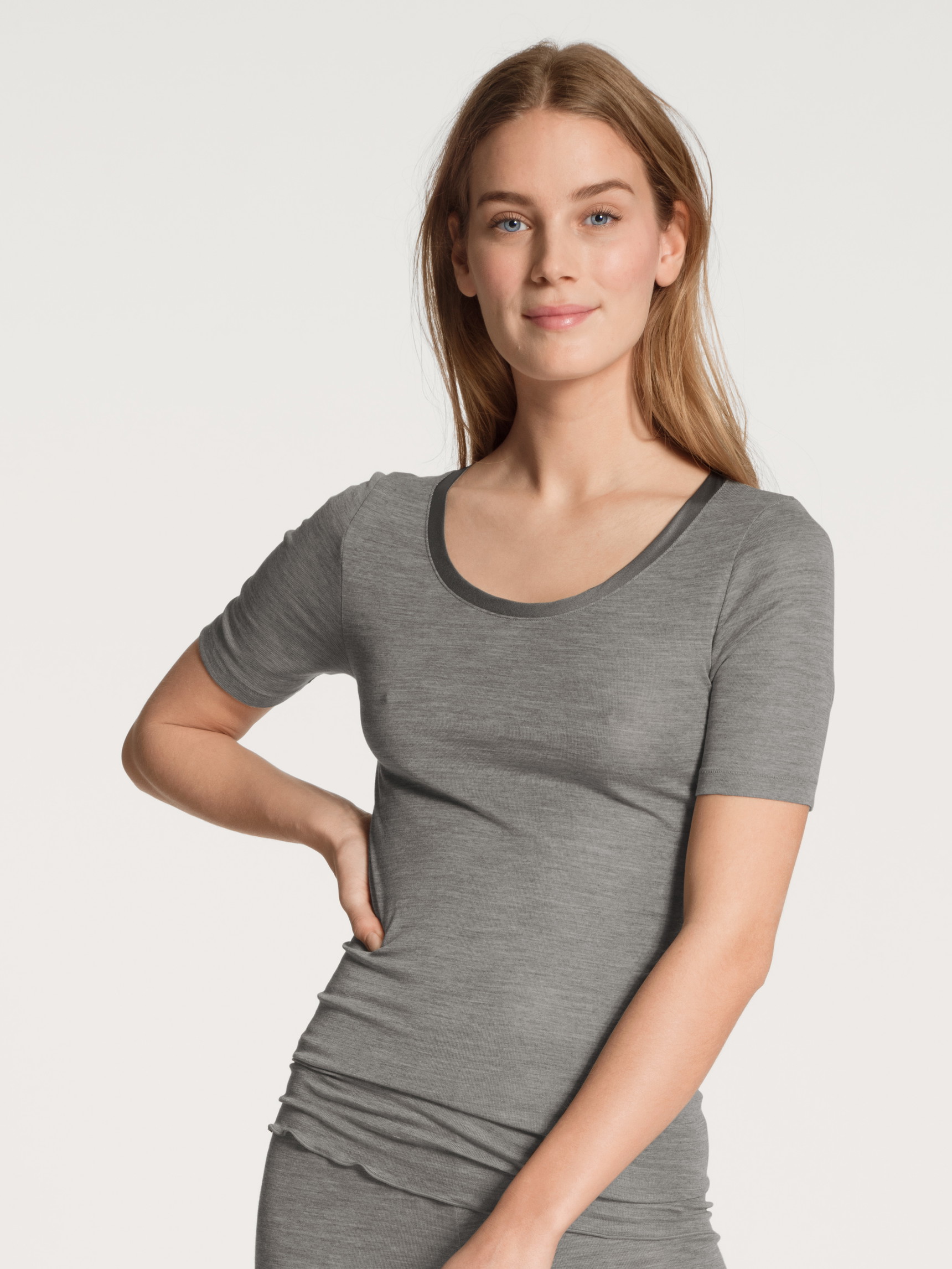 La modella / Il modello Donna indossa Shirt a manica corta in Lana di colore Grigio, Tinta unita, della serie True Confidence di CALIDA, Vista frontale