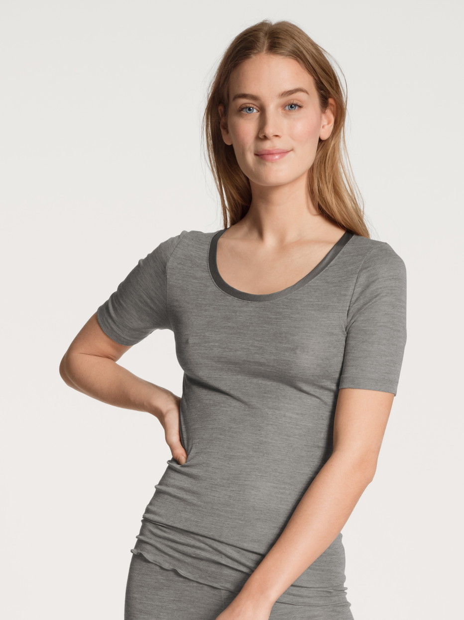 Damen-Model trägt Kurzarm-Shirt aus Wolle-Seide aus Wolle in Grau, Einfarbig aus Serie True Confidence von CALIDA, Vorderansicht