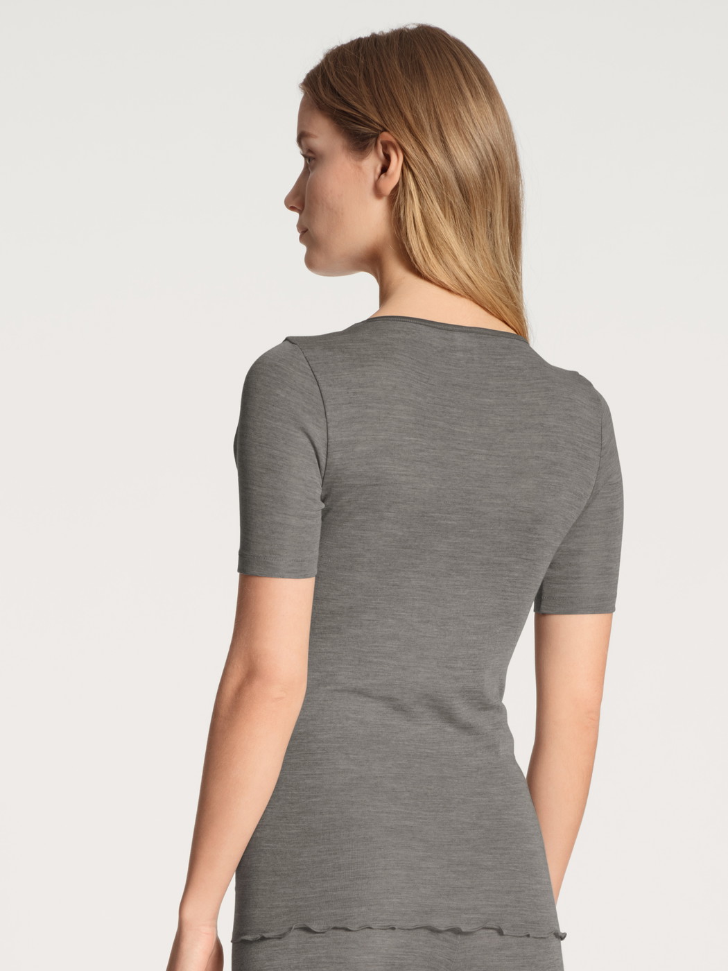 Le mannequin Femme porte le/la T-Shirt à manches courtes en Laine de couleur Gris, Unicolore, de la série True Confidence de CALIDA, Vue arrière