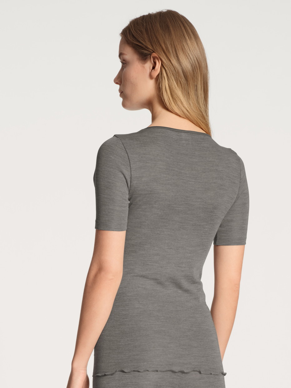 Damen-Model trägt Kurzarm-Shirt aus Wolle-Seide aus Wolle in Grau, Einfarbig aus Serie True Confidence von CALIDA, Rückansicht