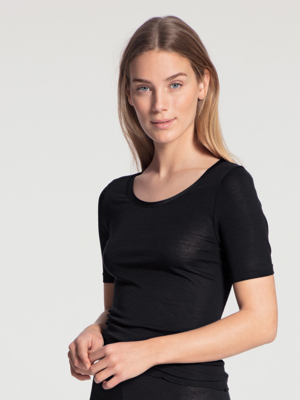 Le mannequin Femme porte le/la T-Shirt à manches courtes en Laine de couleur Noir, Unicolore, de la série True Confidence de CALIDA, Vue de face