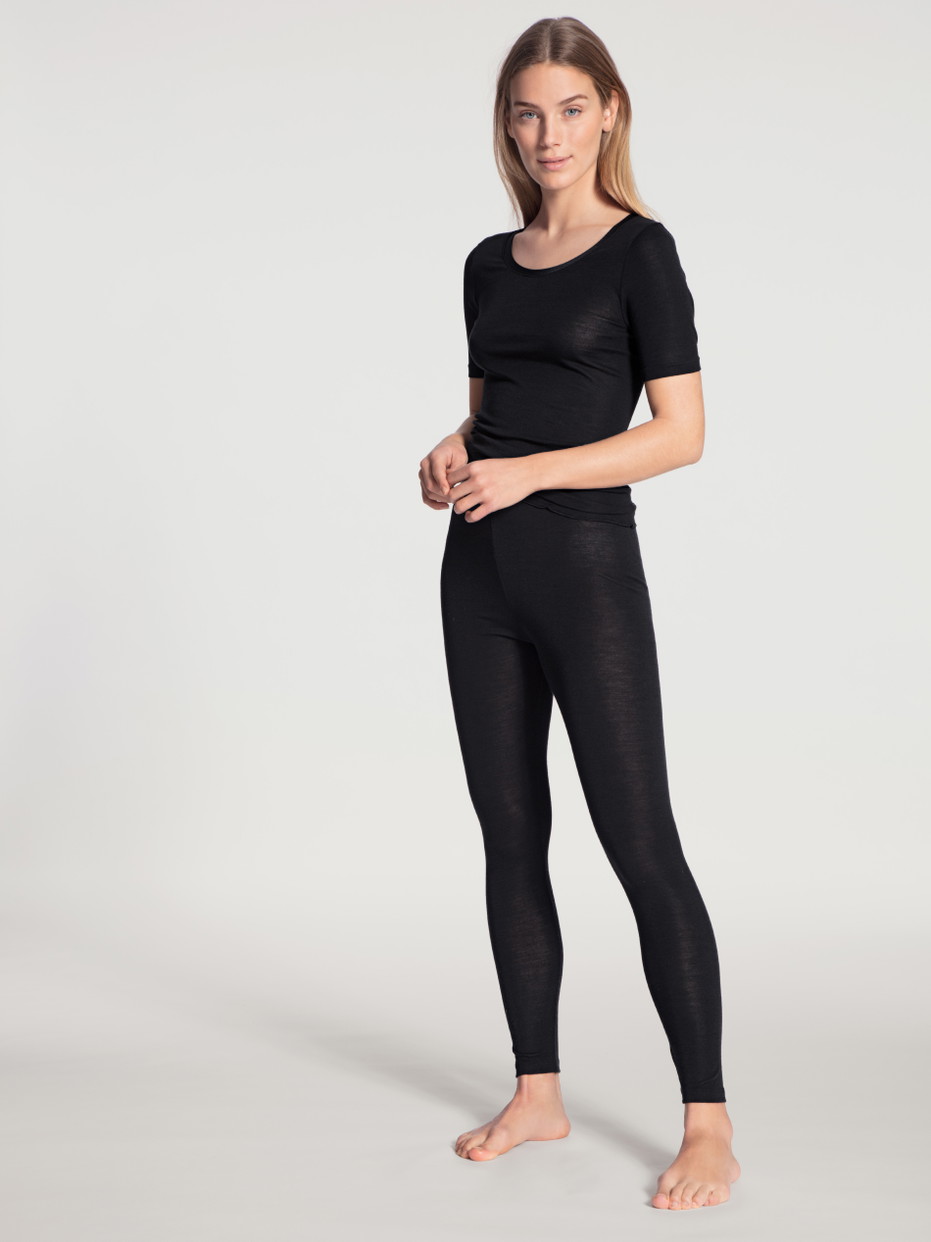 Damen-Model trägt Kurzarm-Shirt aus Wolle-Seide aus Wolle in Schwarz, Einfarbig aus Serie True Confidence von CALIDA, Outfit, Vorderansicht