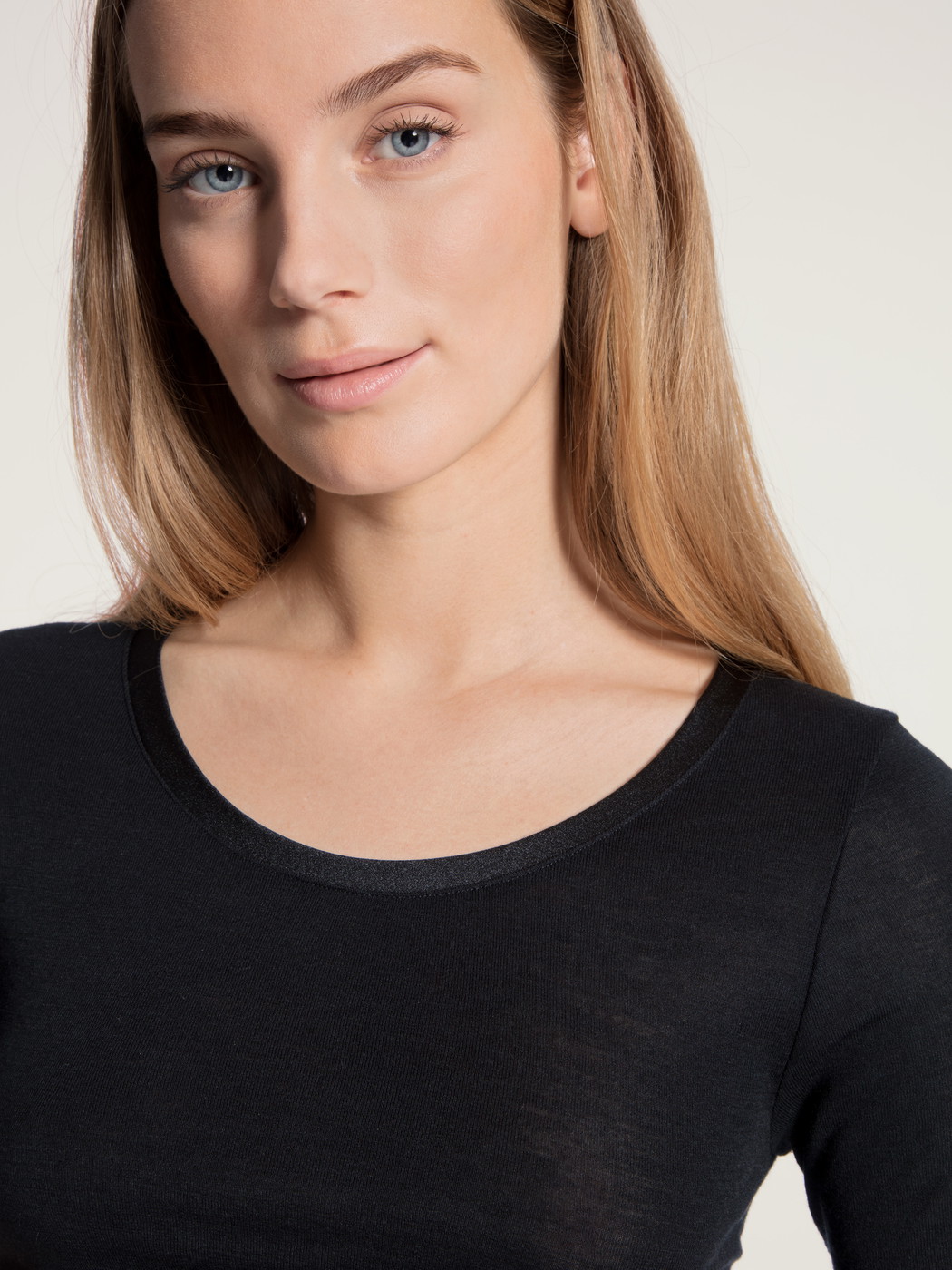 Femme - T-Shirt à manches courtes en Laine de couleur Noir, Unicolore, de la série True Confidence de CALIDA, Détail