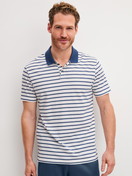 Herren-Model trägt Polo-Shirt aus 100% Baumwolle in Blau, Gestreift aus Serie RMX Lounge Journey von CALIDA, Vorderansicht