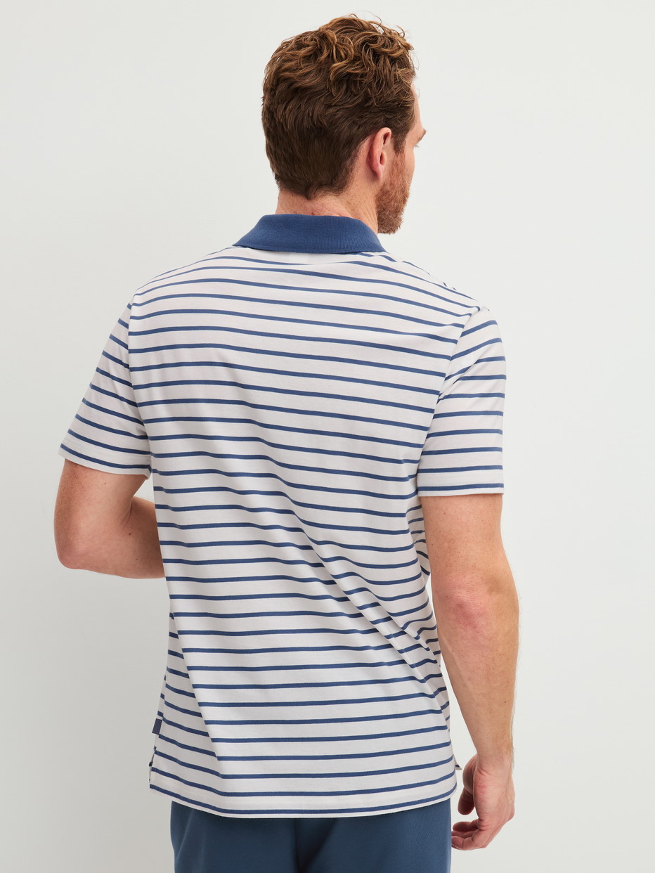 Le mannequin Homme porte le/la polo en 100% coton de couleur Bleu, Rayée, de la série RMX Lounge Journey de CALIDA, Vue arrière