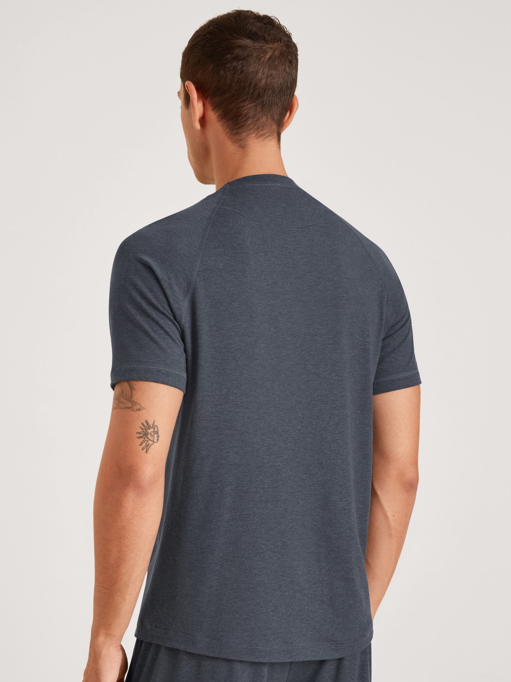 Herren-Model trägt Kurzarm-Shirt aus Lyocell in Grau, Einfarbig aus Serie DSW Warming von CALIDA, Rückansicht