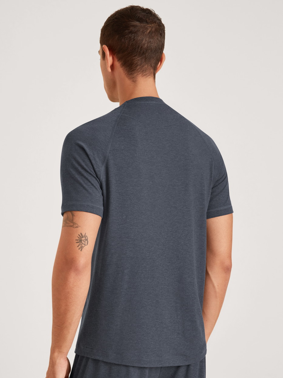 Herren-Model trägt Kurzarm-Shirt aus Lyocell in Grau, Einfarbig aus Serie DSW Warming von CALIDA, Rückansicht