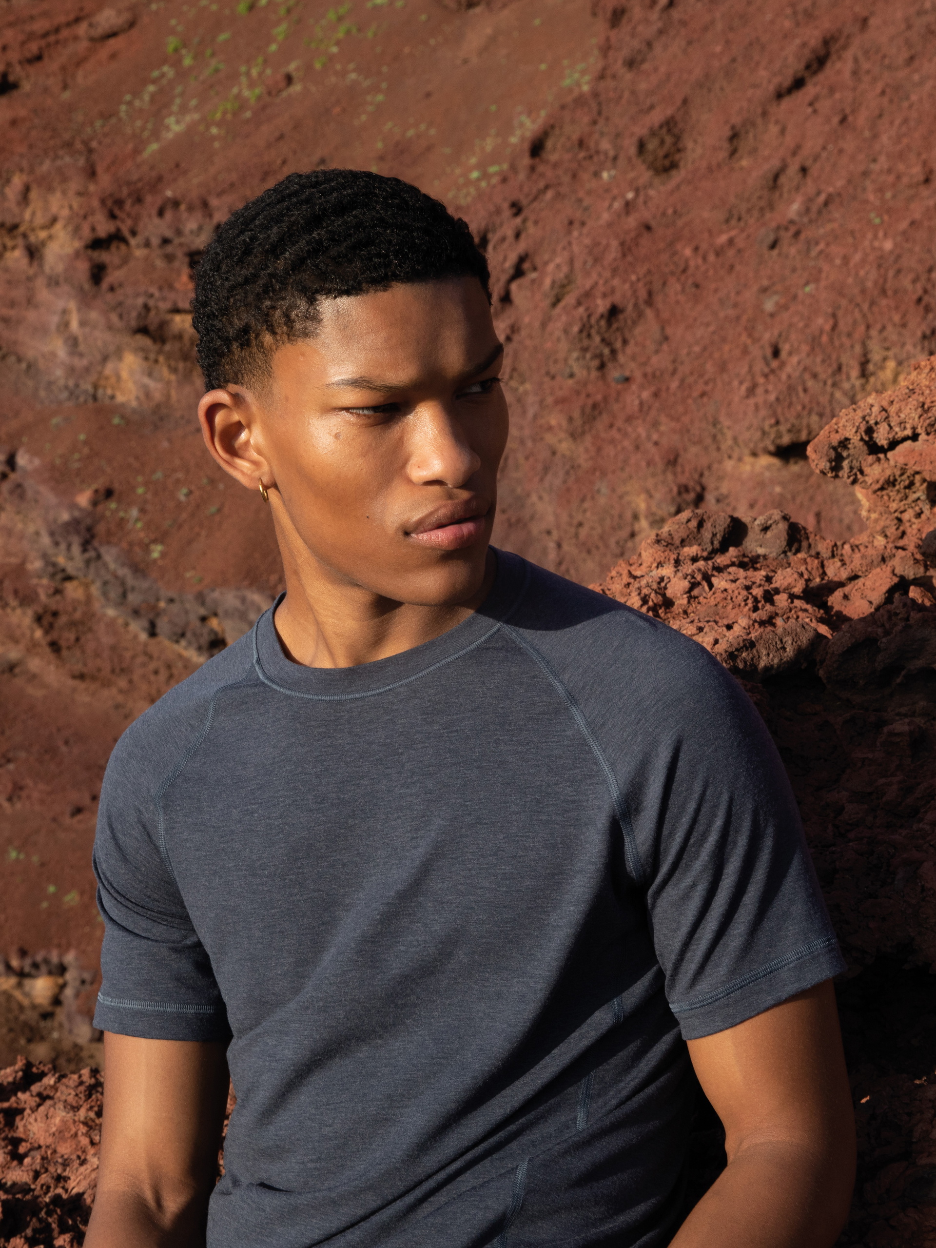 Herren-Model trägt Kurzarm-Shirt aus Lyocell in Grau, Einfarbig aus Serie DSW Warming von CALIDA, Zusatzbild