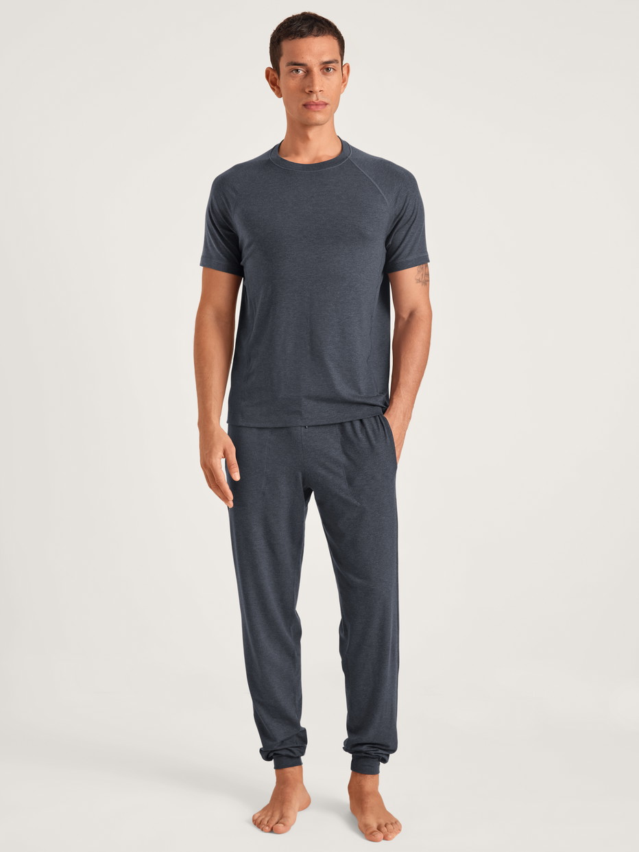 Herren-Model trägt Kurzarm-Shirt aus Lyocell in Grau, Einfarbig aus Serie DSW Warming von CALIDA, Vorderansicht, Outfit