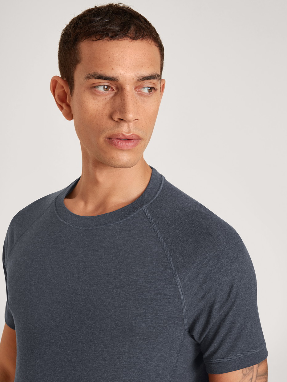 Herren-Model trägt Kurzarm-Shirt aus Lyocell in Grau, Einfarbig aus Serie DSW Warming von CALIDA, Detail