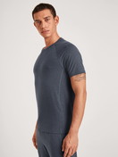 Herren-Model trägt Kurzarm-Shirt aus Lyocell in Grau, Einfarbig aus Serie DSW Warming von CALIDA