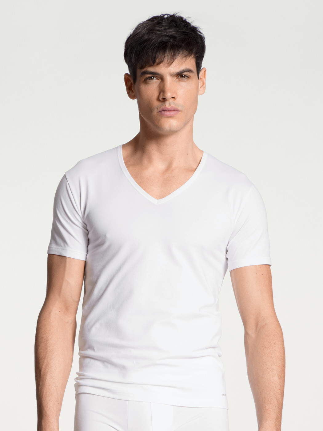 La modella / Il modello Uomo indossa V-Shirt in Cotone di colore Bianco, Tinta unita, della serie Cotton Code di CALIDA, Vista frontale