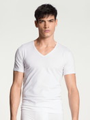 La modella / Il modello Uomo indossa V-Shirt in Cotone di colore Bianco, Tinta unita, della serie Cotton Code di CALIDA, Vista frontale