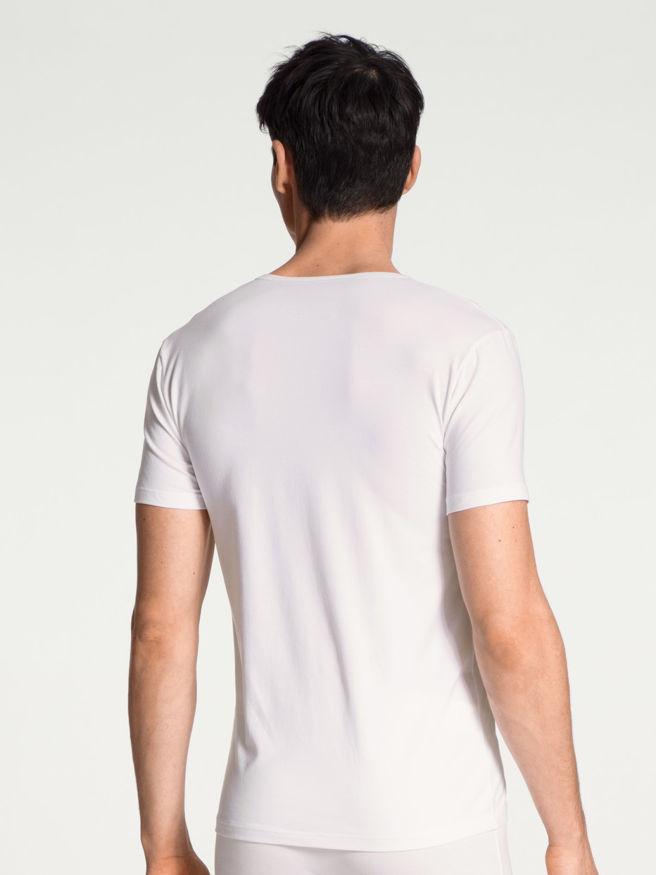 Herren-Model trägt T-Shirt, V-Neck aus Baumwolle in Weiß, Einfarbig aus Serie Cotton Code von CALIDA, Rückansicht