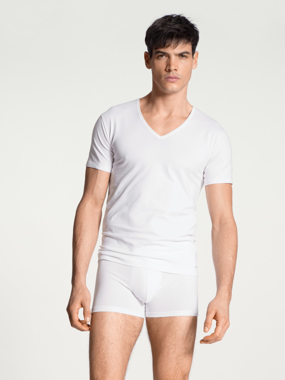 Herren-Model trägt T-Shirt, V-Neck aus Baumwolle in Weiß, Einfarbig aus Serie Cotton Code von CALIDA, Outfit, Vorderansicht