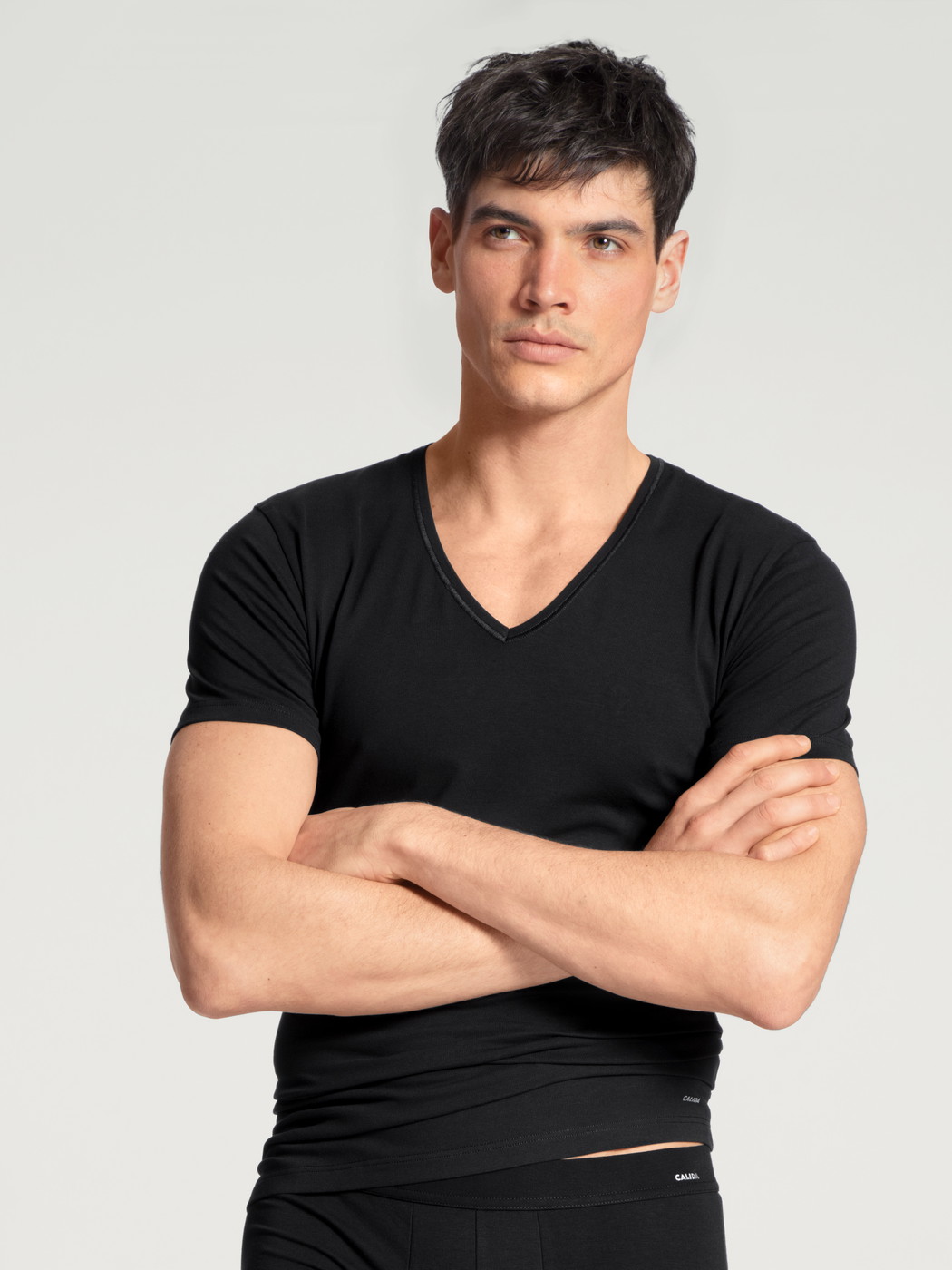 La modella / Il modello Uomo indossa V-Shirt in Cotone di colore Nero, Tinta unita, della serie Cotton Code di CALIDA, Vista frontale
