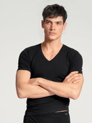 La modella / Il modello Uomo indossa V-Shirt in Cotone di colore Nero, Tinta unita, della serie Cotton Code di CALIDA, Vista frontale