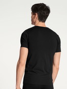 La modella / Il modello Uomo indossa V-Shirt in Cotone di colore Nero, Tinta unita, della serie Cotton Code di CALIDA, Vista posteriore