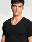 Uomo - V-Shirt in Cotone di colore Nero, Tinta unita, della serie Cotton Code di CALIDA, Dettaglio