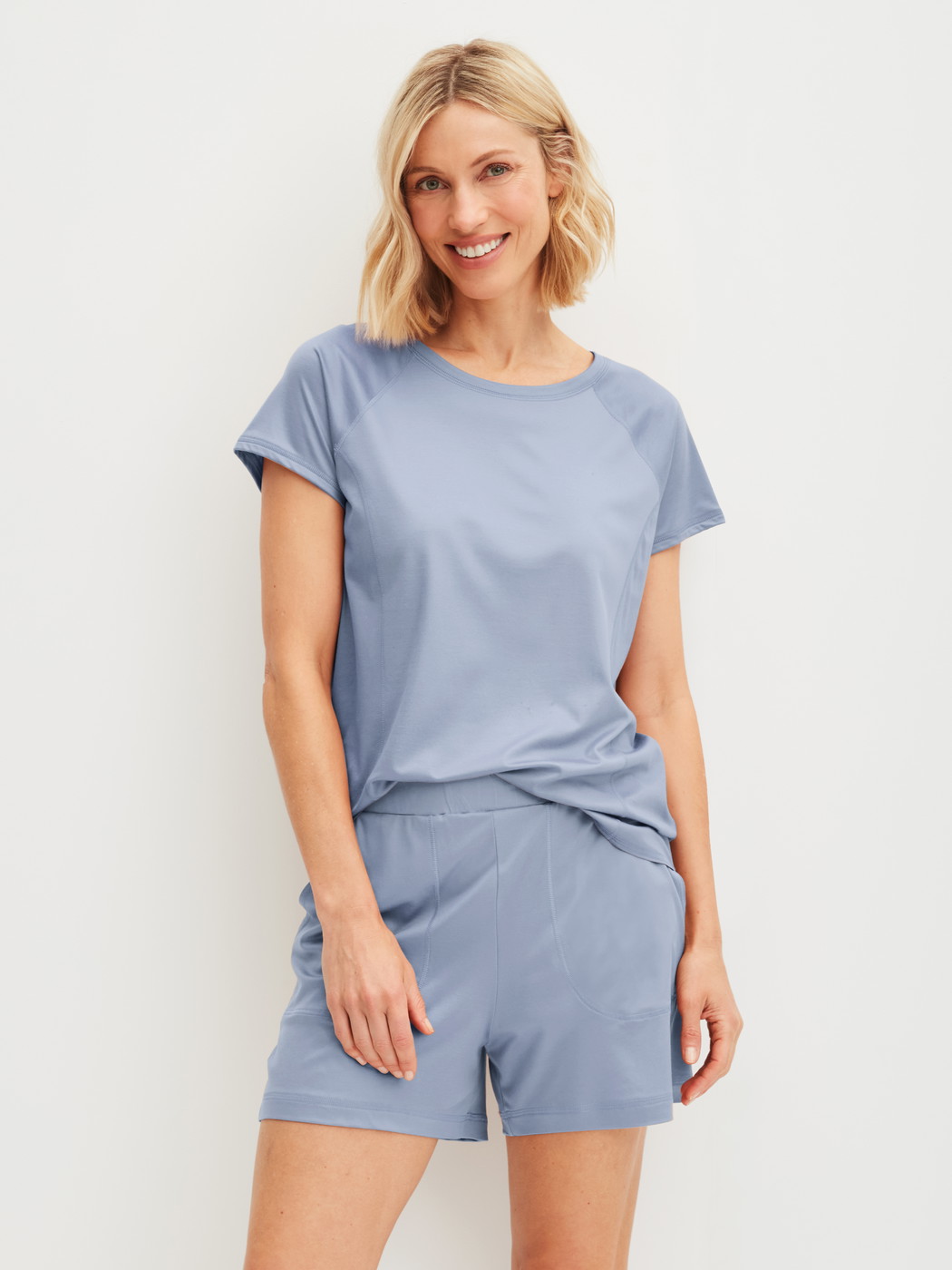 Women model is wearing Shirt short sleeve made of Lyocell in Blue, Unicoloured from the DSW Cooling series by CALIDA, Outfit
