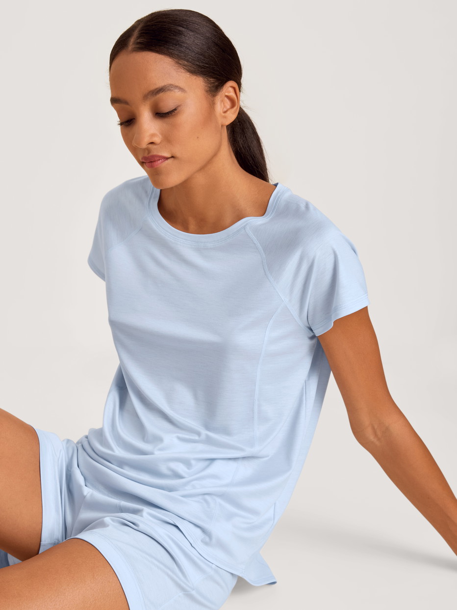 La modella / Il modello Donna indossa Shirt manica corta in Lyocell di colore Blu, Tinta unita, della serie DSW Cooling di CALIDA, Vista frontale