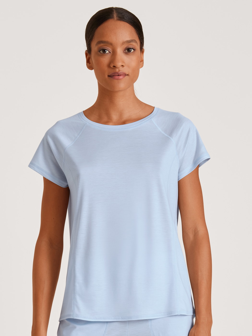 Damen-Model trägt Kurzarm-Shirt aus Lyocell in Blau, Einfarbig aus Serie DSW Cooling von CALIDA, Vorderansicht